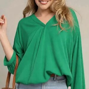 Vince Camuto Relaxed V-Neck Long Sleeve Tunic in Emerald Green